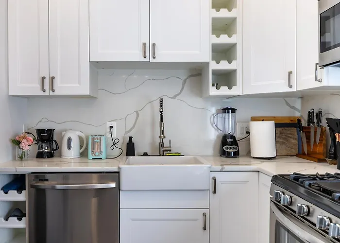 Charming 2Br Townhouse With Patio & Parking In Dc