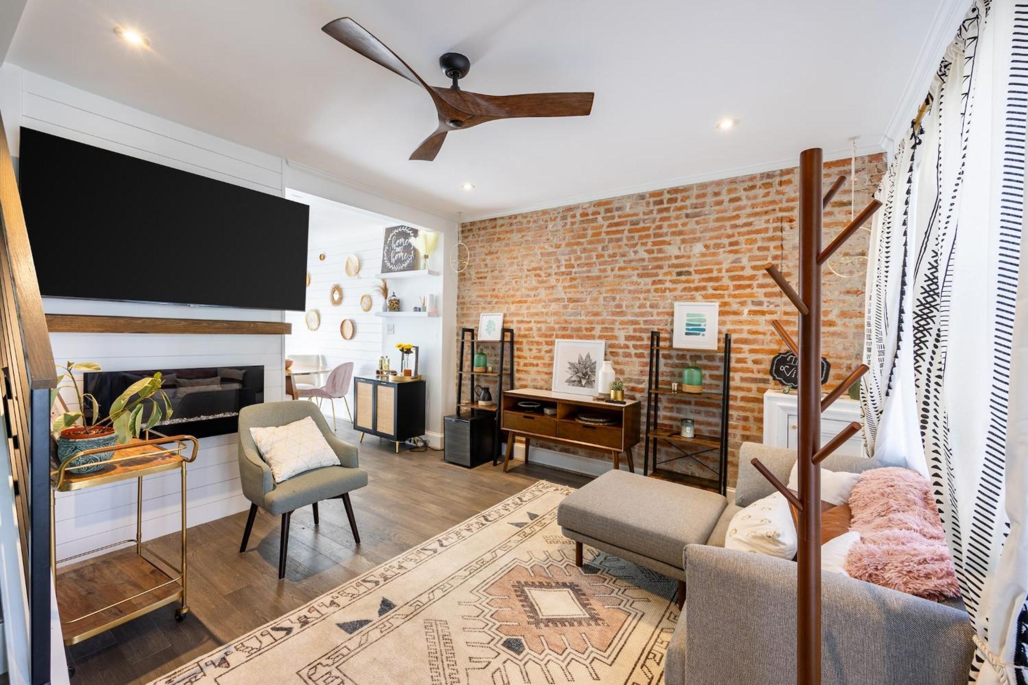 Charming 2br Townhouse With Patio & Parking In Dc Apartment