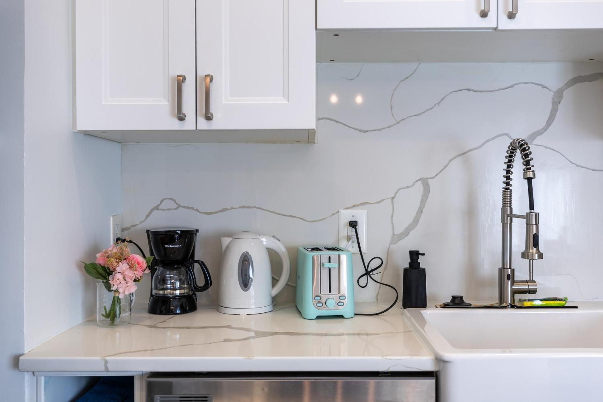 Charming 2br Townhouse With Patio & Parking In Dc Apartment *