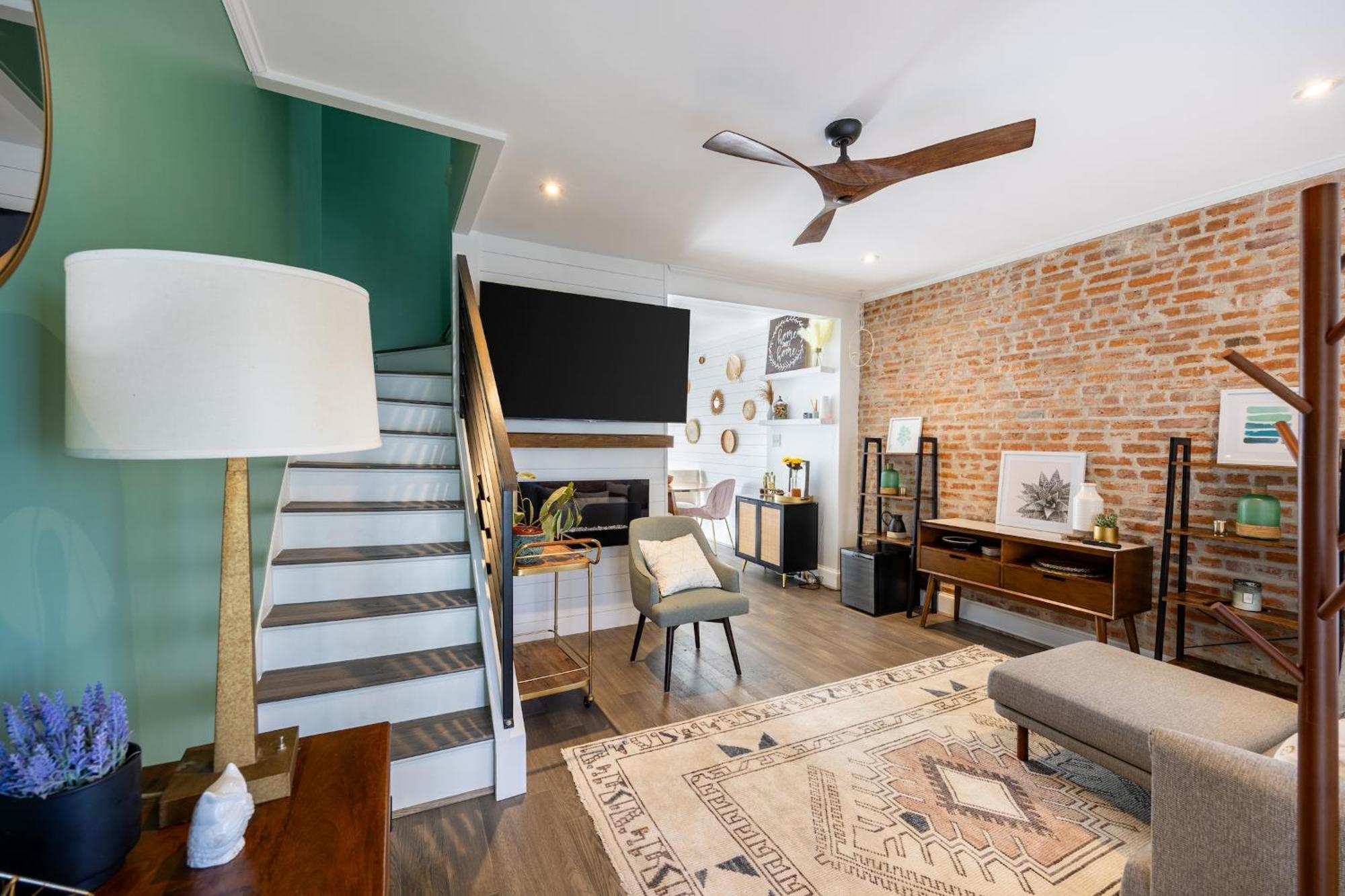 Charming 2br Townhouse With Patio & Parking In Dc Apartment